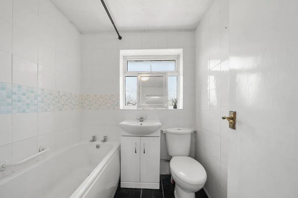 Godley Road, Byfleet KT14 7EP, photo 10