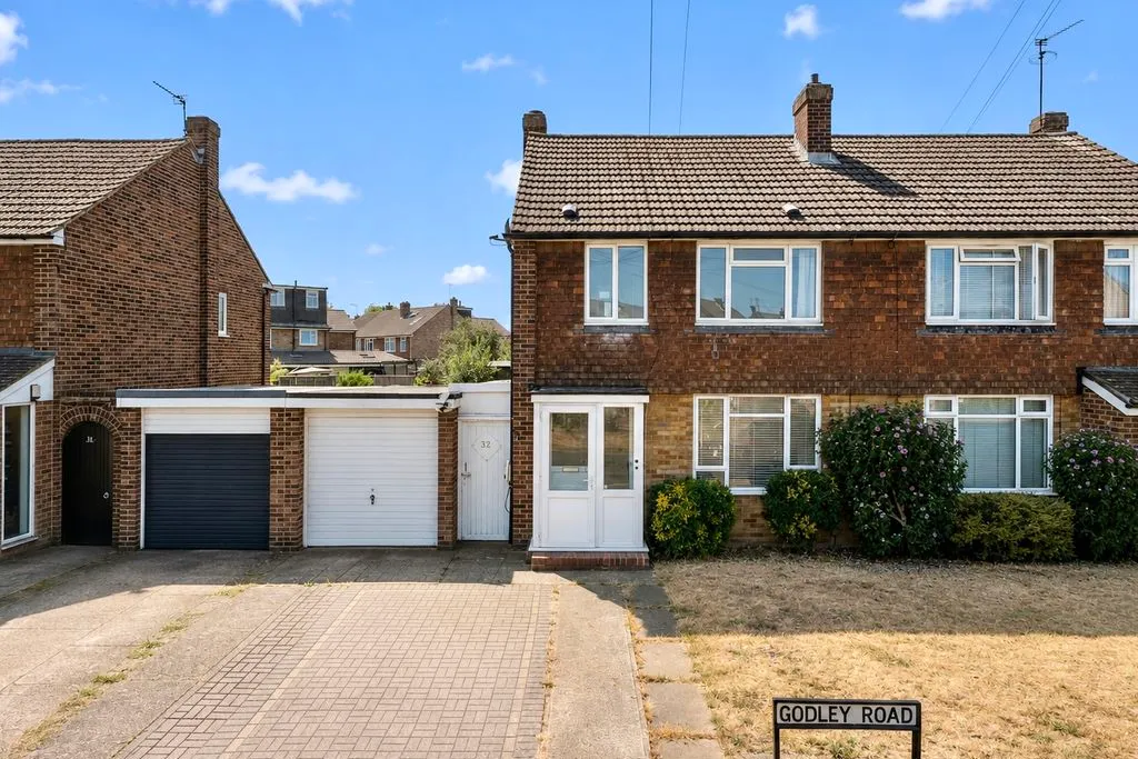 3 bed house for sale — Godley Road, Byfleet KT14 7EP