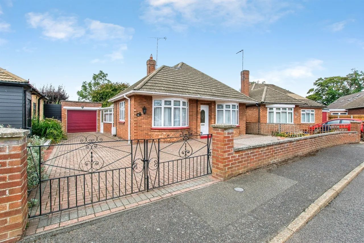3 bed house for sale — The Chase, Leverington Road, Wisbech