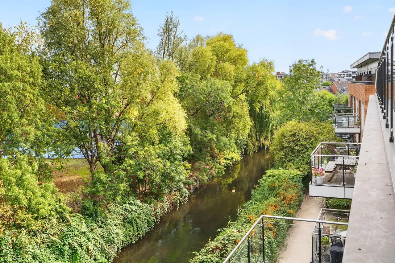 Knaresborough Drive, London, SW18, photo 2