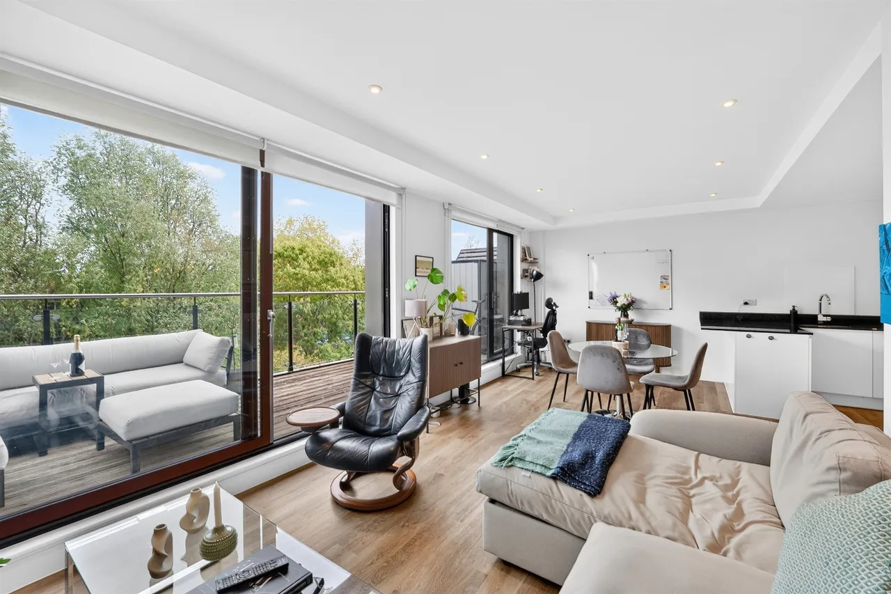 1 bed flat for sale, Knaresborough Drive, London, SW18