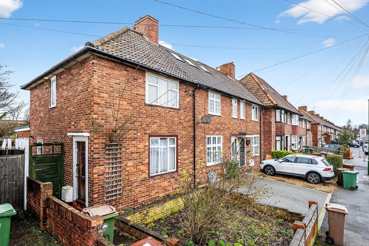 2 bed house for sale — Glastonbury Road, MORDEN