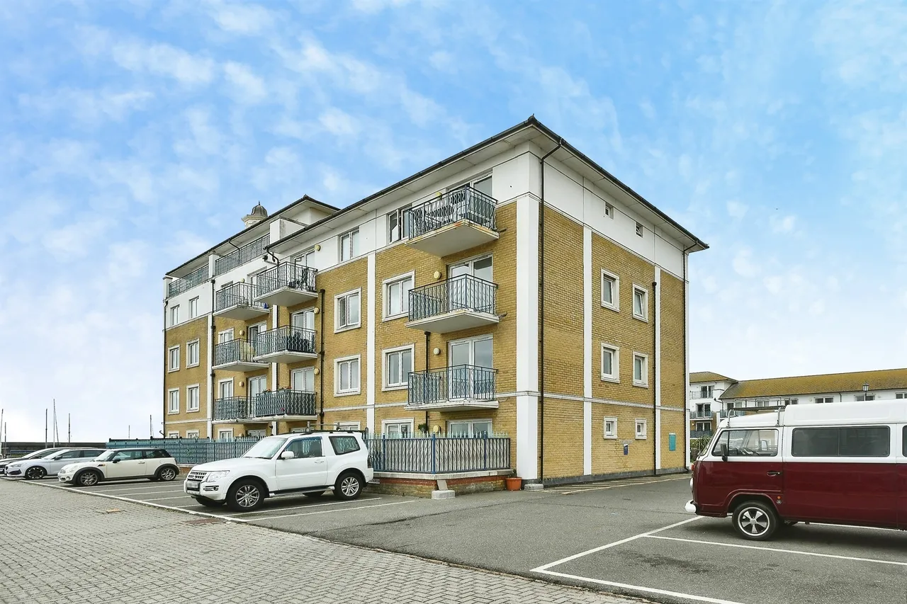 2 bed flat for sale — The Strand, Brighton Marina Village, Brighton