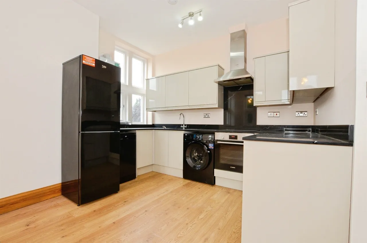 High Street, Bushey, photo 9