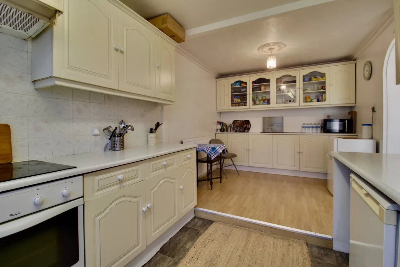 Petersfield Avenue, Romford, RM3 9PH, photo 3