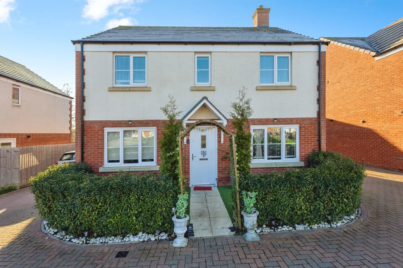 4 bed house for sale — Academy Drive, Northampton