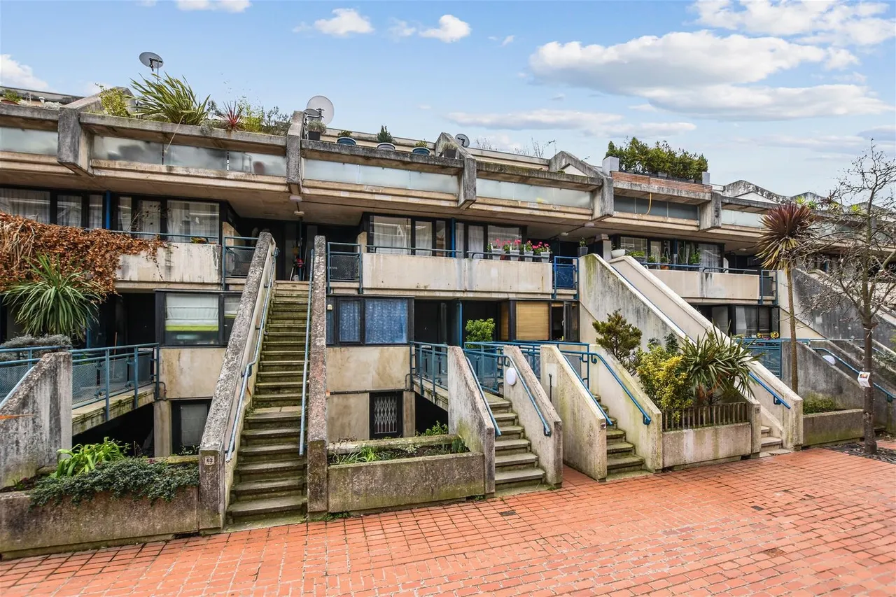 3 bed flat for sale — Rowley Way, London