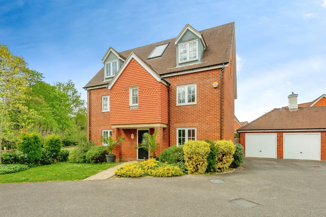 5 bed house for sale — Railfield Gardens, Horley
