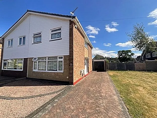3 bed house for sale — Kestrel Road, Russells Hall, Dudley, West Midlands, DY1 2JU