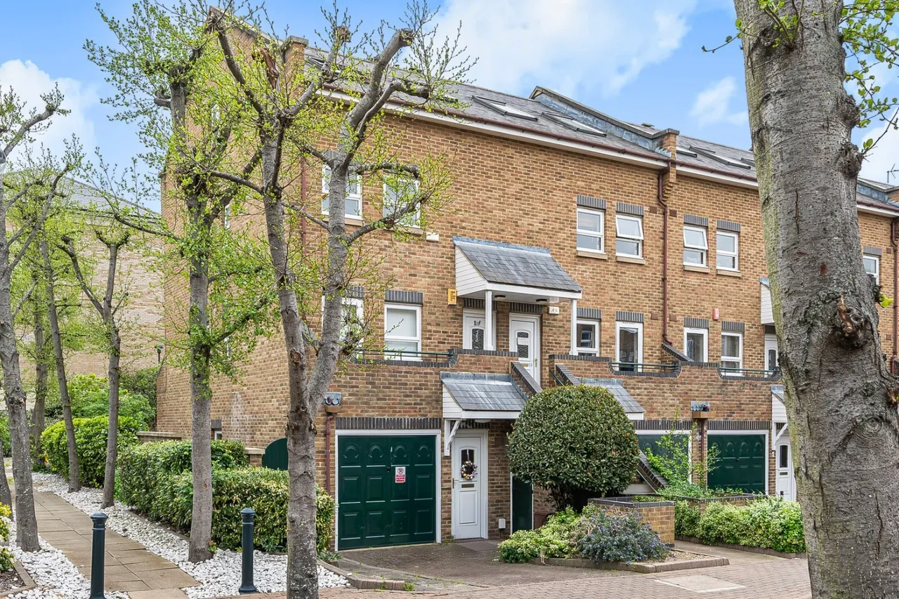 2 bed flat for sale, Schooner Close, London, E14