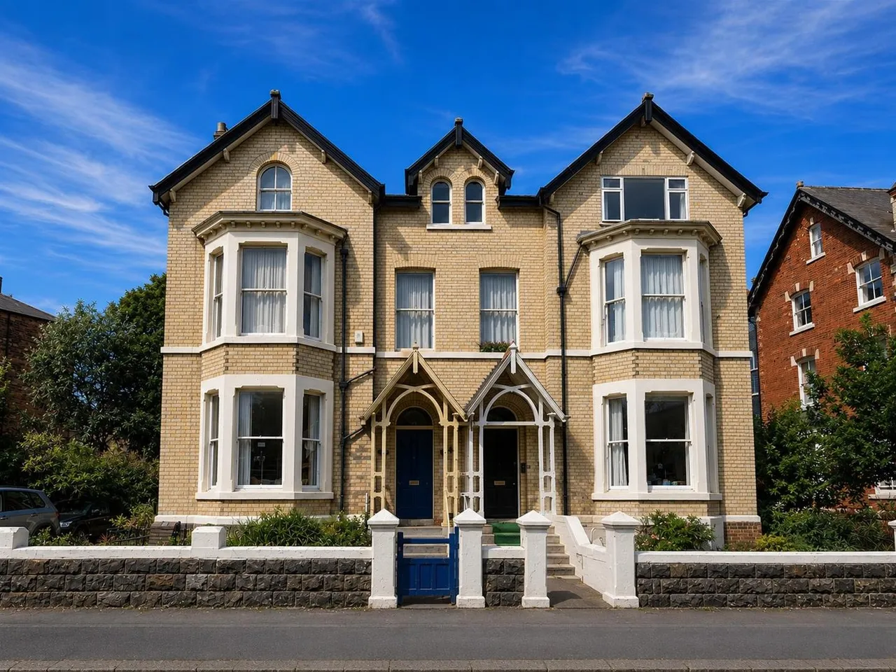 2 bed flat for sale — Esplanade Gardens, Scarborough YO11 2AP