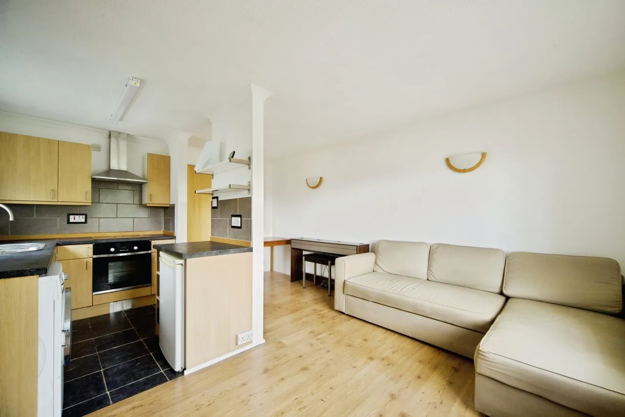 Alders Close, London, E11, photo 5
