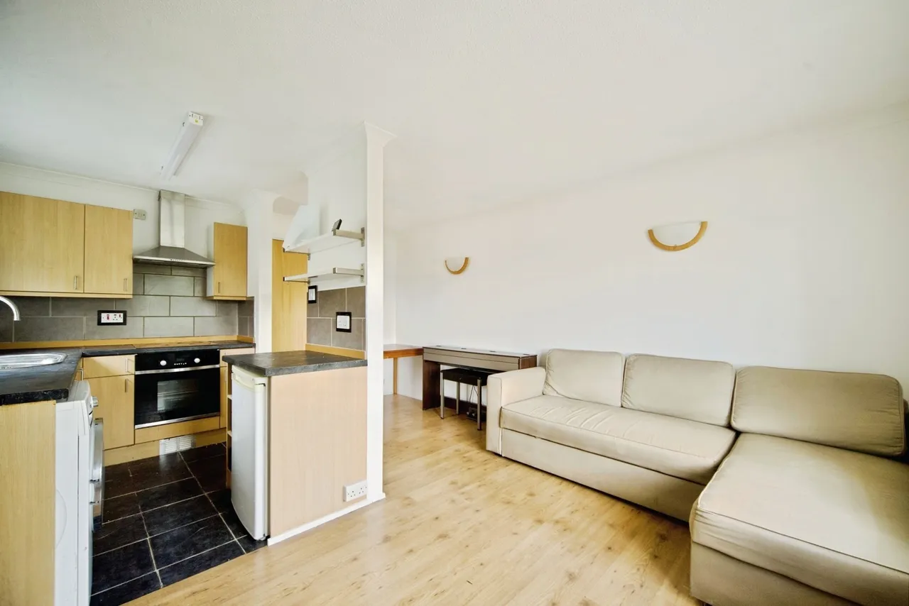 Alders Close, London, E11, photo 6