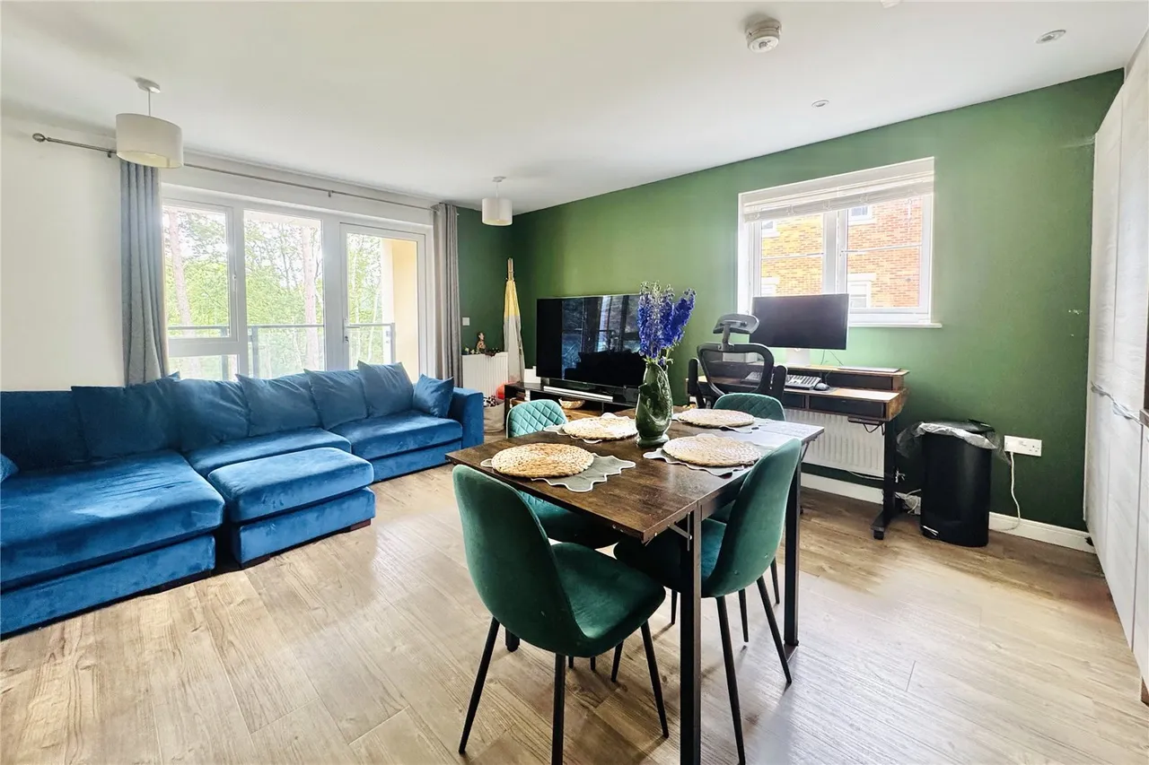 Hurst Avenue, Blackwater, GU17, photo 3