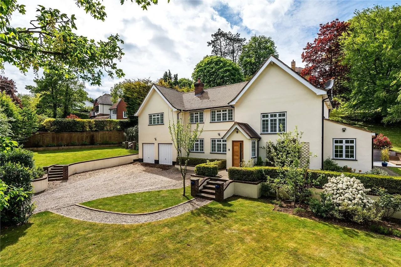 4 bed property for sale, Slines Oak Road, Woldingham, CR3