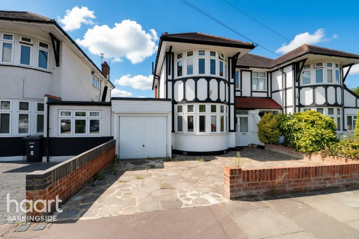 3 bed house for sale, The Glade, Clayhall, IG5