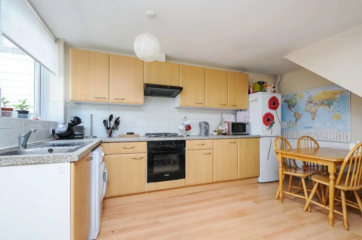 3 bed property to rent, Hunter Close, SW12
