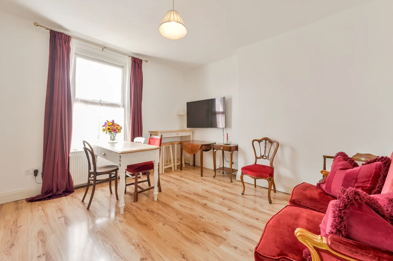 Flat 6, 3 Coningham Road, London, photo 2