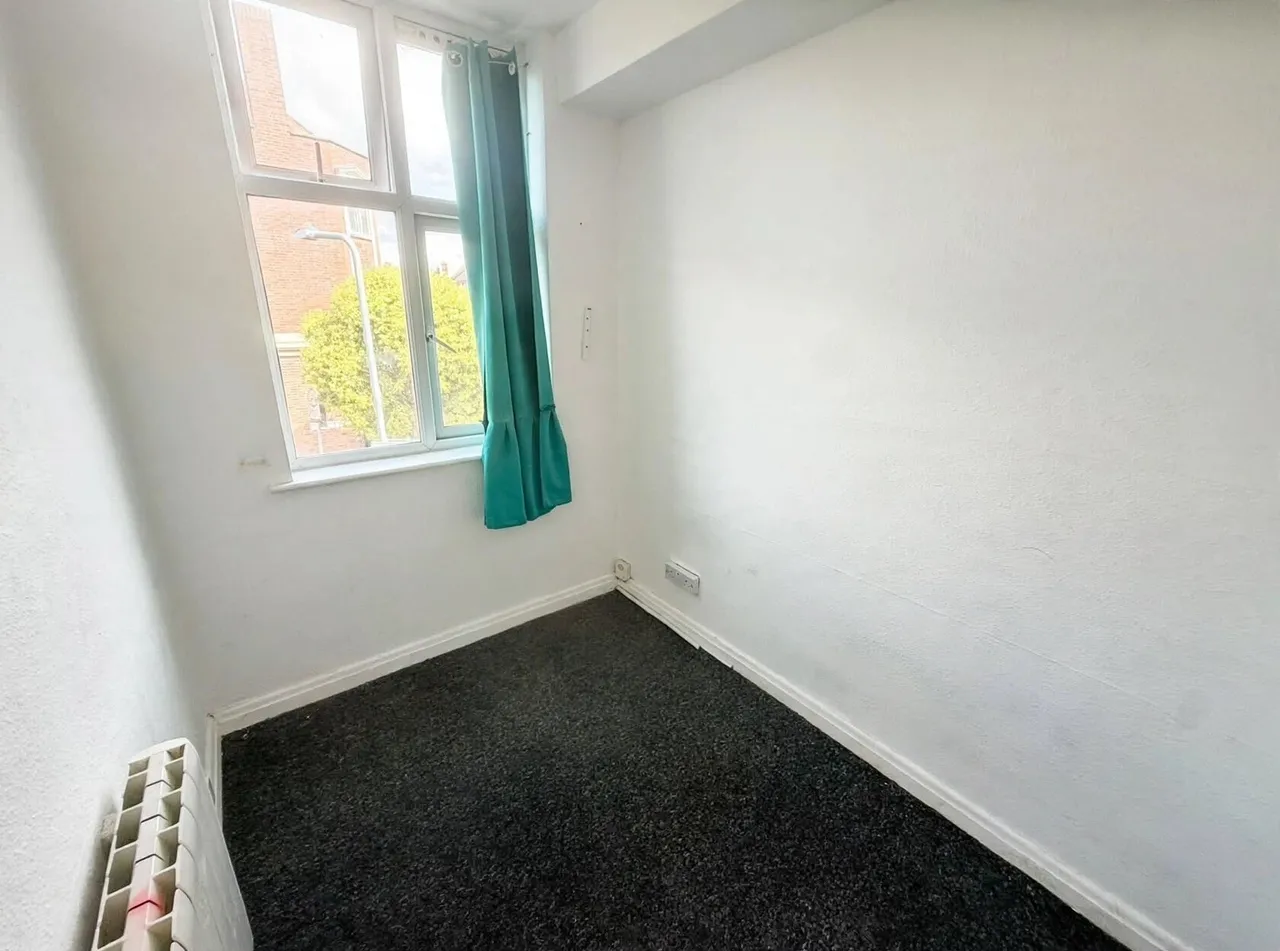 High Street, Barkingside, IG6, photo 5