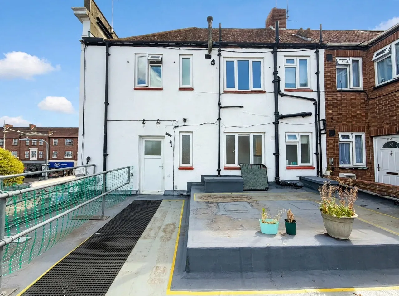 2 bed flat to rent, High Street, Barkingside, IG6