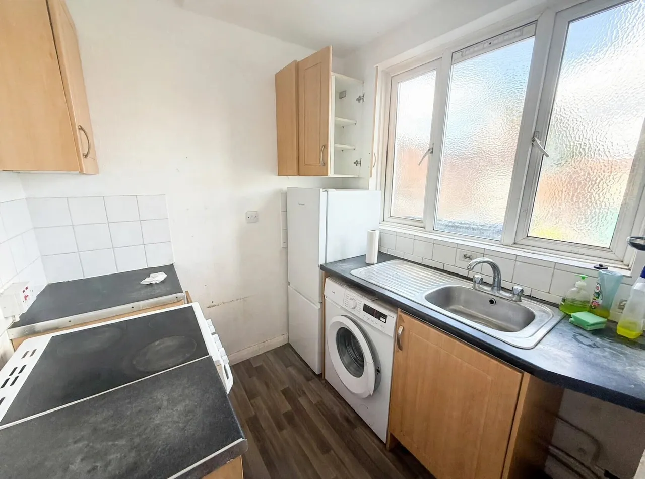 High Street, Barkingside, IG6, photo 6
