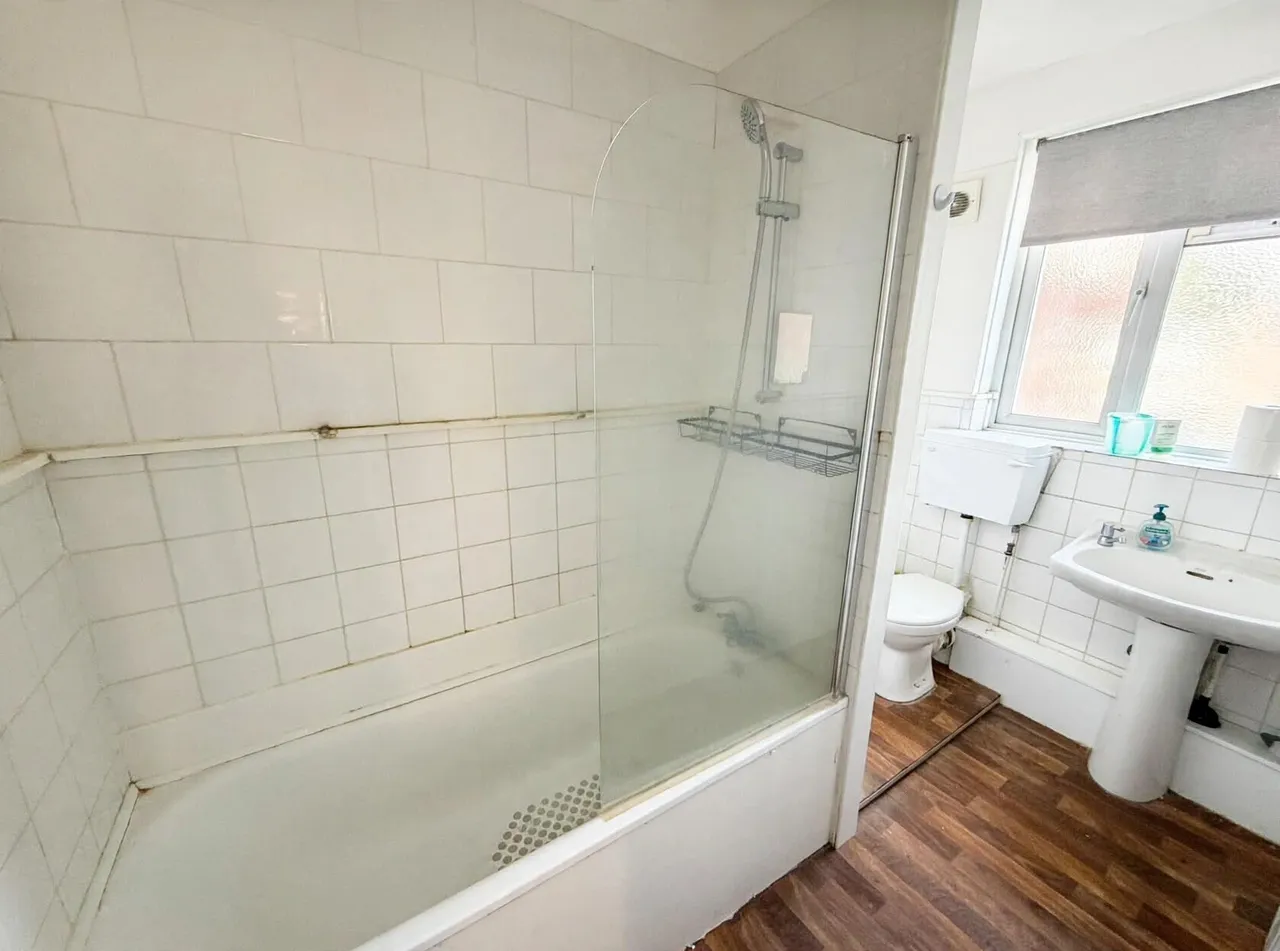High Street, Barkingside, IG6, photo 4