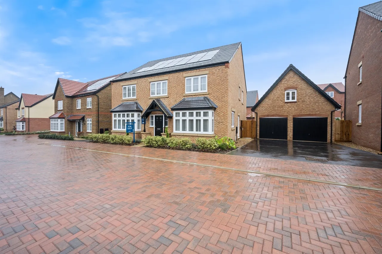 6 bed house for sale, Watermill Way, Collingtree, NN4