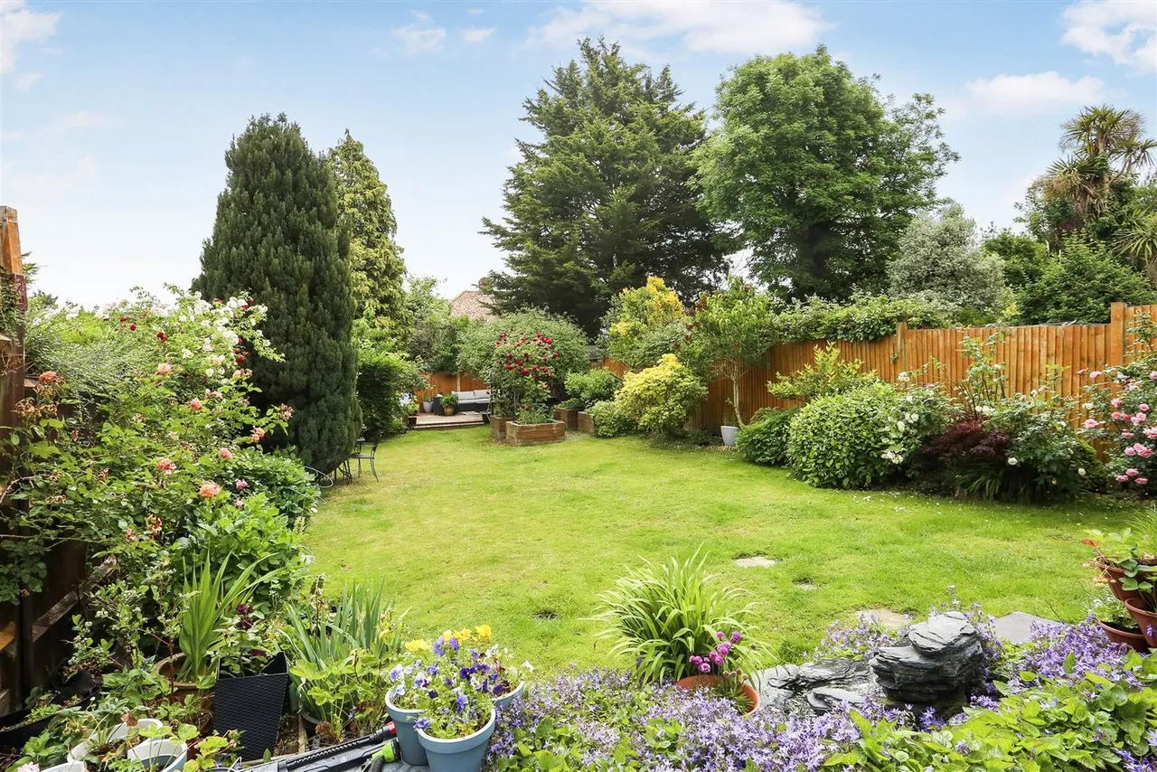 Anglesey Gardens, Carshalton, Surrey, SM5 3JE, photo 11