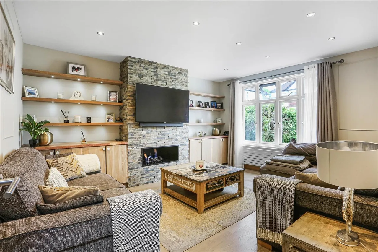 Anglesey Gardens, Carshalton, Surrey, SM5 3JE, photo 2