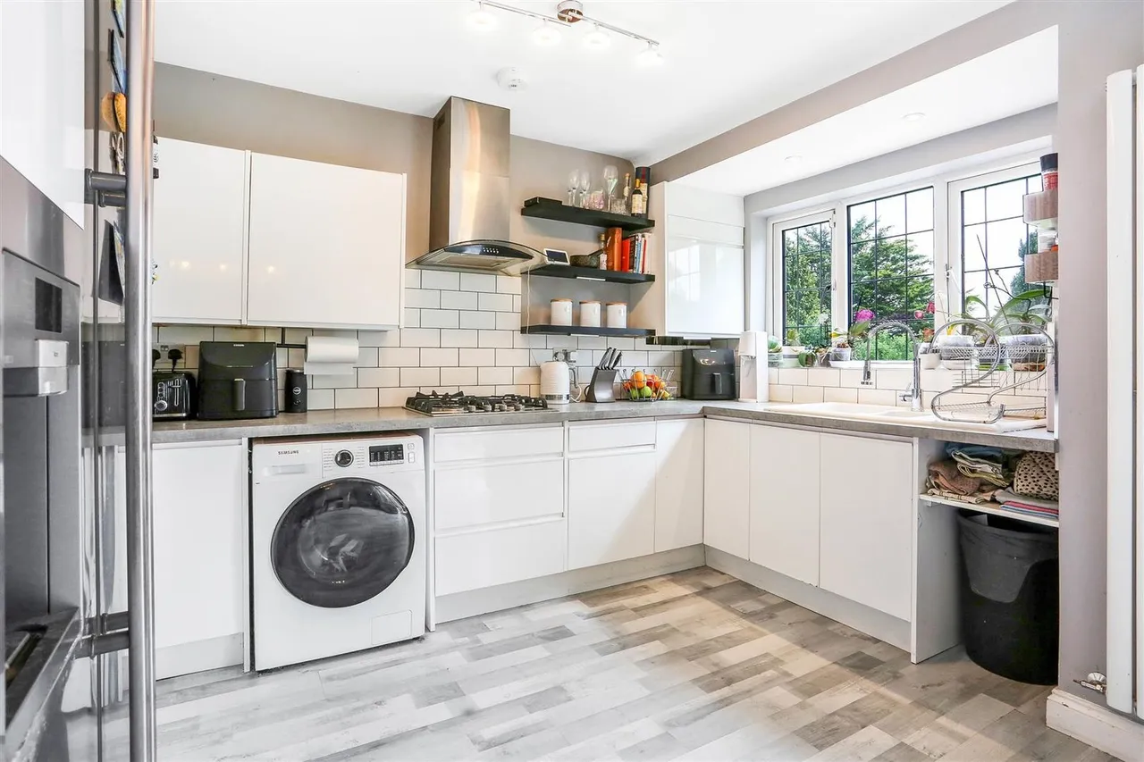 Anglesey Gardens, Carshalton, Surrey, SM5 3JE, photo 6