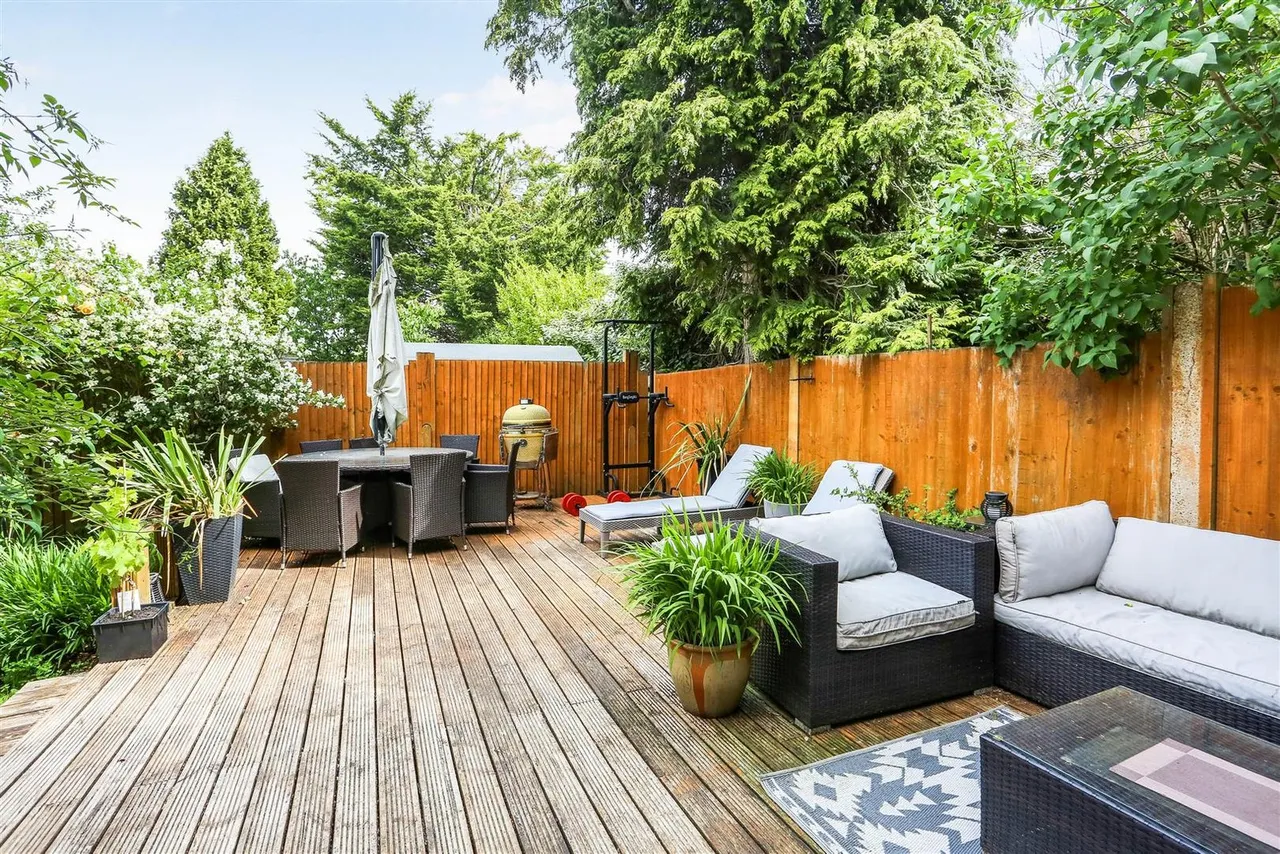 Anglesey Gardens, Carshalton, Surrey, SM5 3JE, photo 13