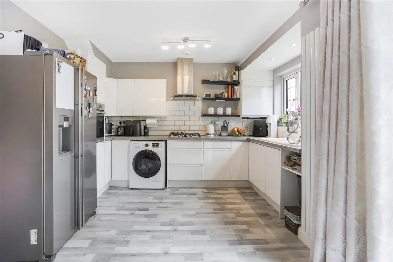 Anglesey Gardens, Carshalton, Surrey, SM5 3JE, photo 5