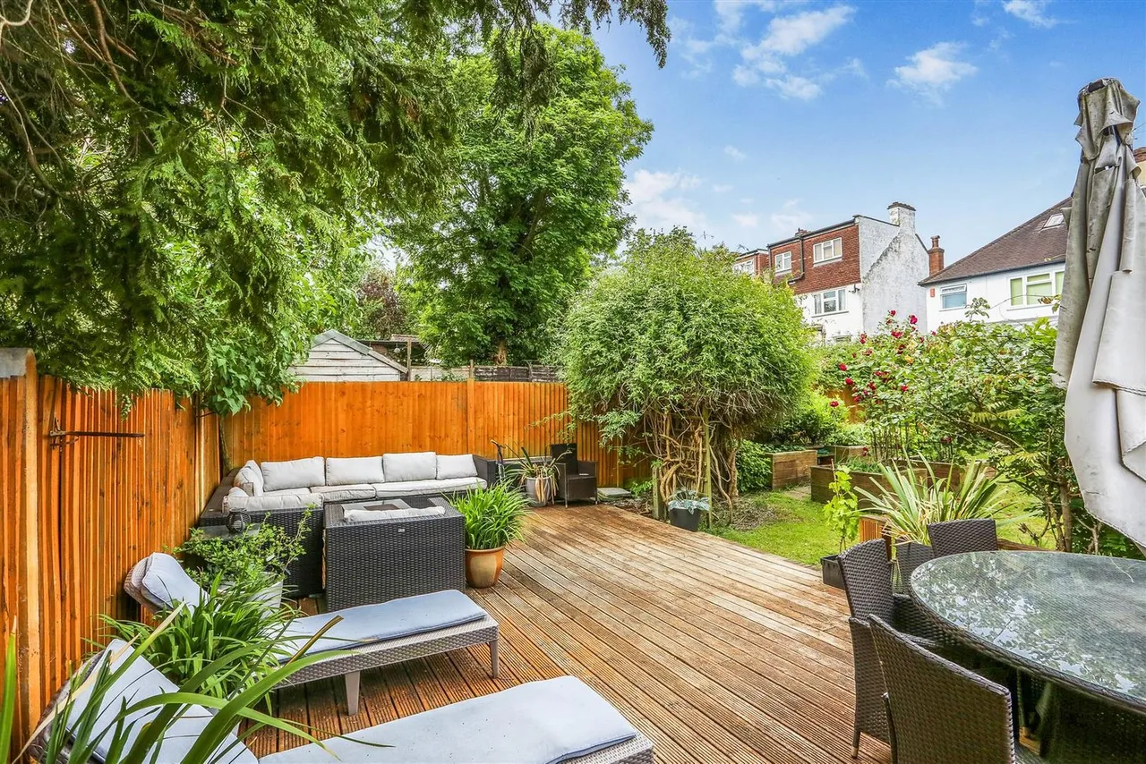Anglesey Gardens, Carshalton, Surrey, SM5 3JE, photo 12