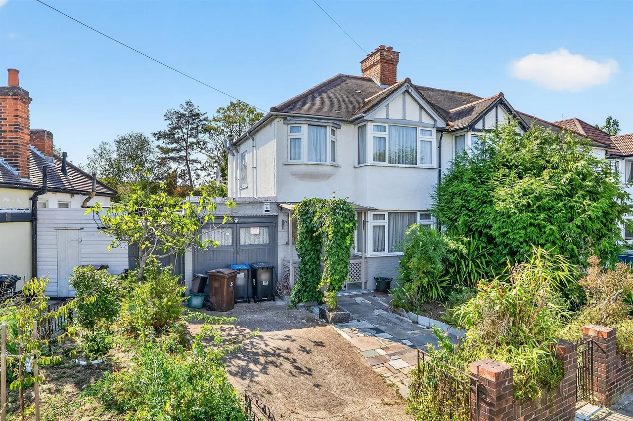 3 bed house for sale — The Drive, Morden