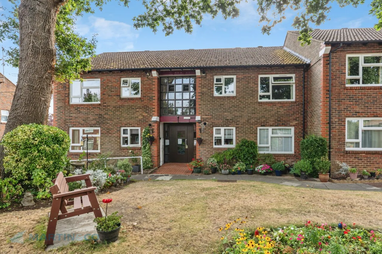 2 bed flat for sale — Halleys Court, Woking, Surrey