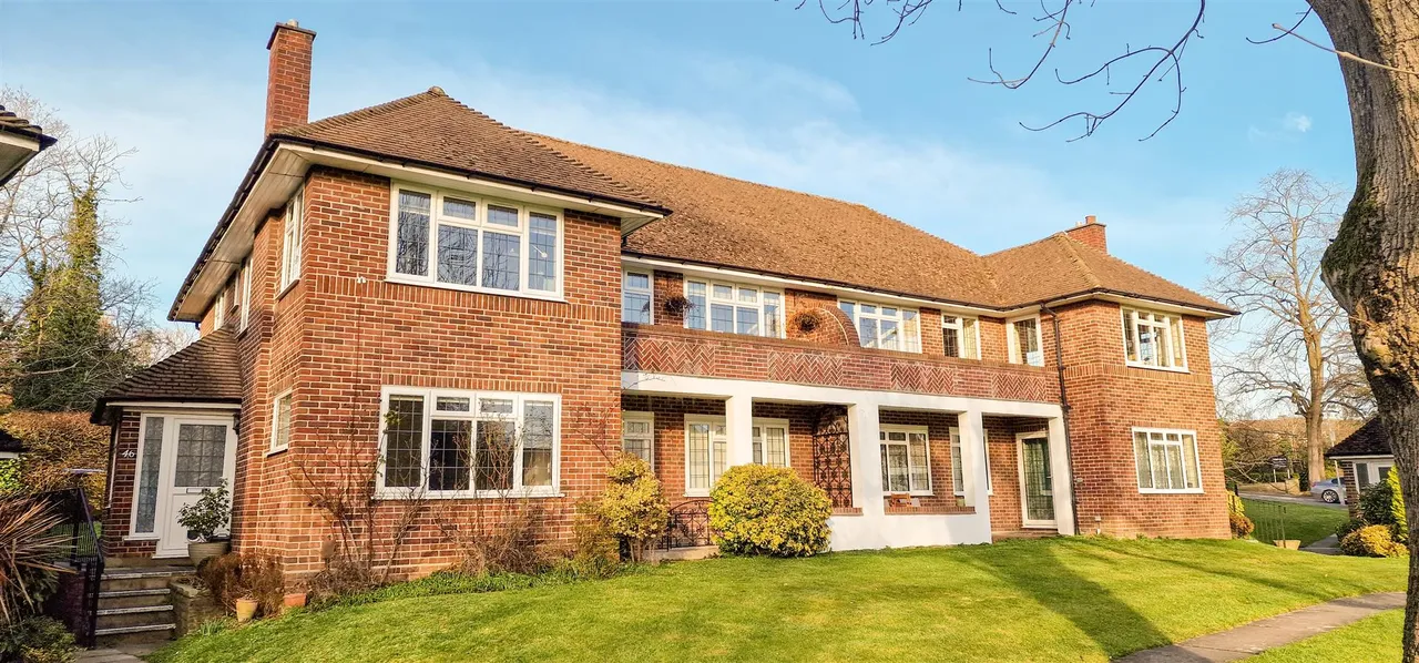2 bed flat to rent — The Glen, Northwood, HA6 2UR