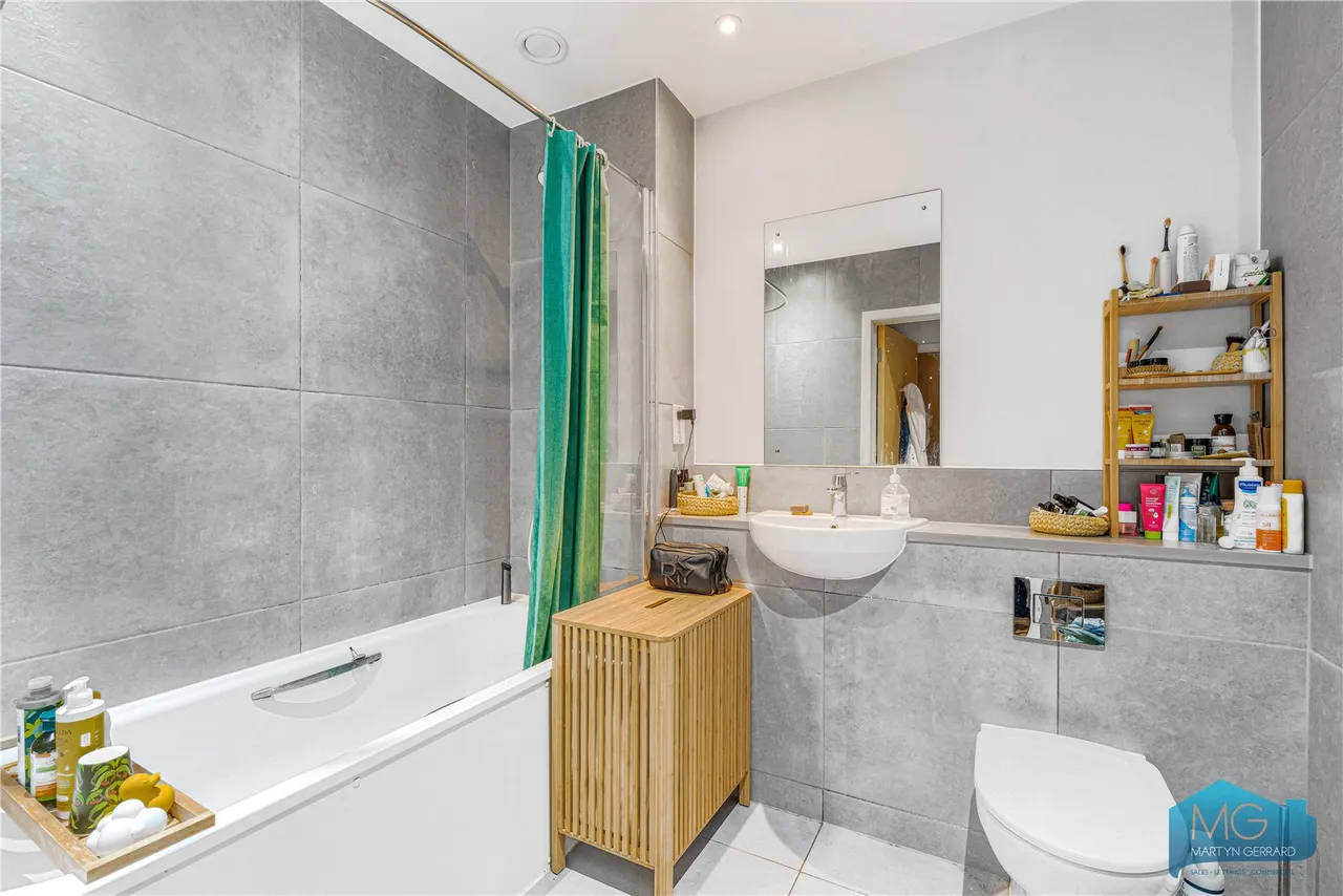 Finchley Road, London, NW3, photo 6