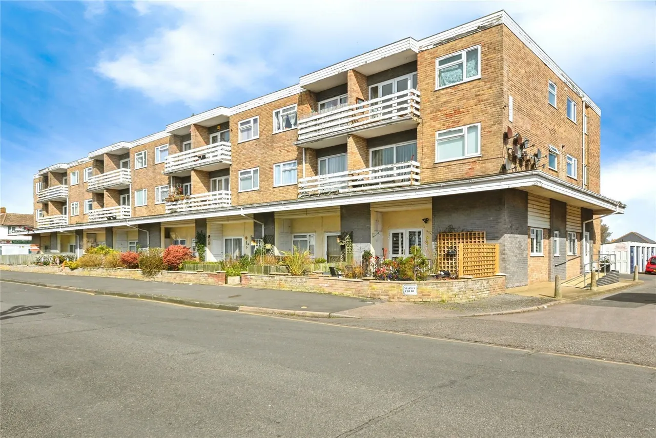 2 bed flat for sale — Kings Avenue, Holland-on-Sea, Clacton-on-Sea, Essex, CO15