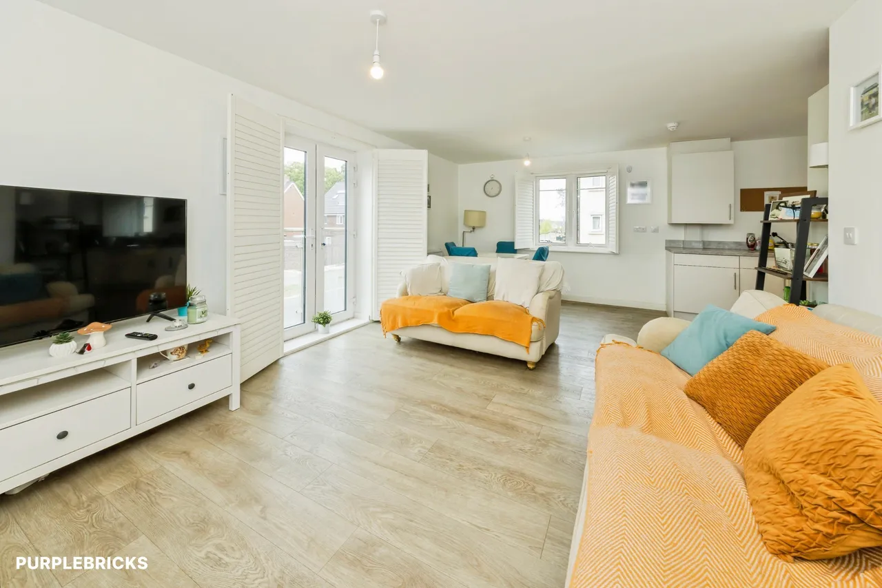 2 bed flat for sale, Camellia Close, Crawley, RH10