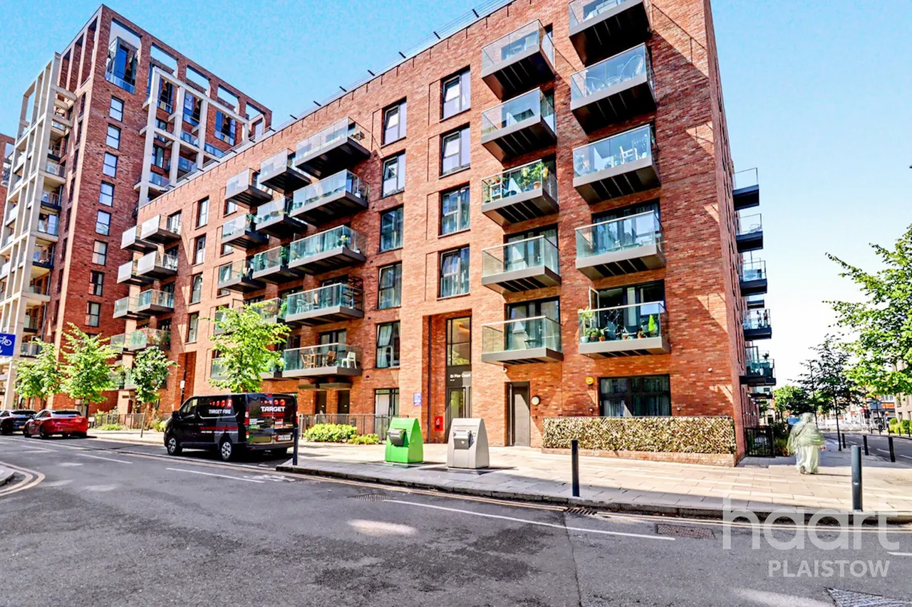 2 bed flat for sale, Thunderer Street, London, E13