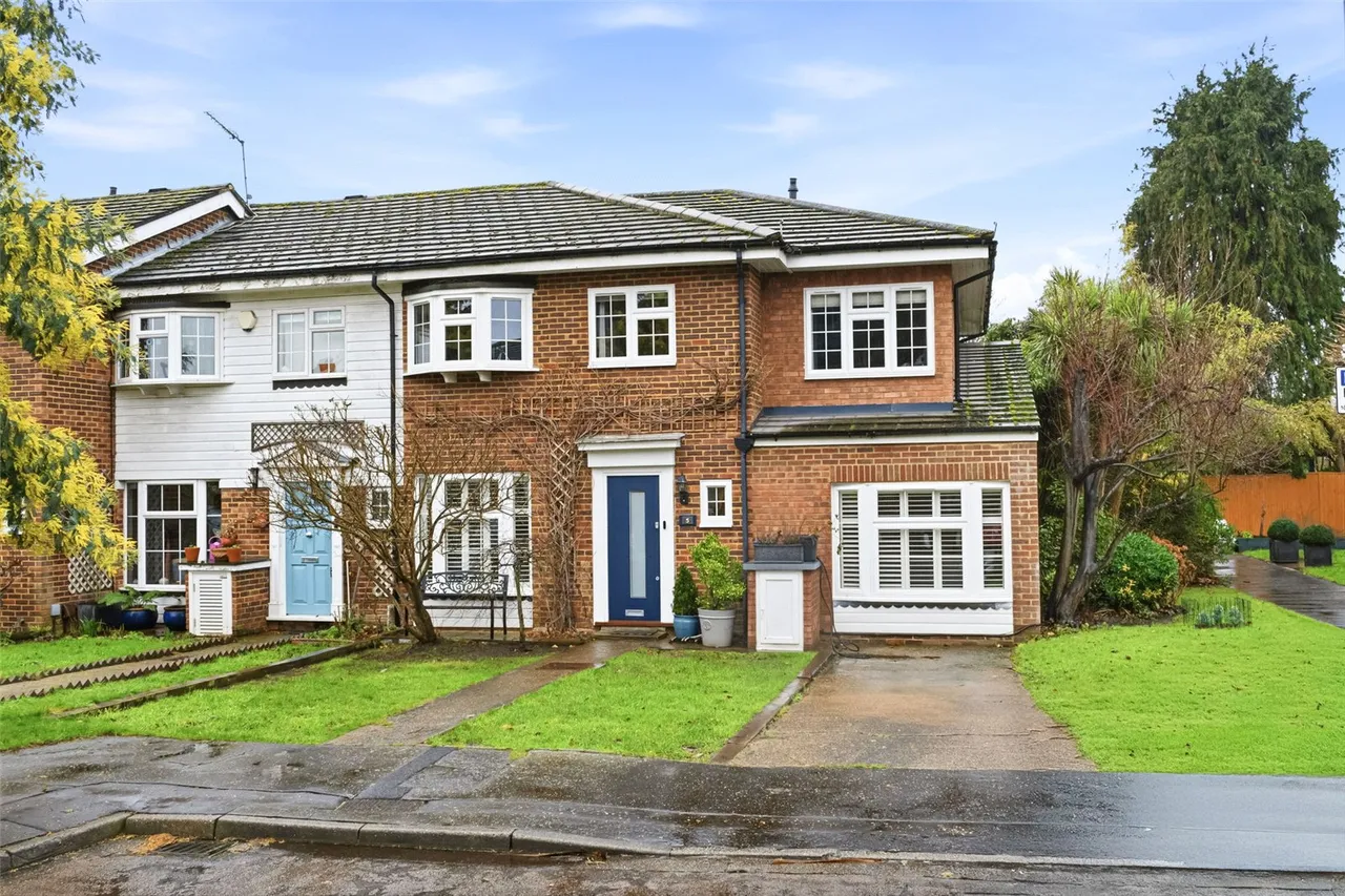 4 bed house for sale — Chatsworth Place, Teddington, TW11 8NQ