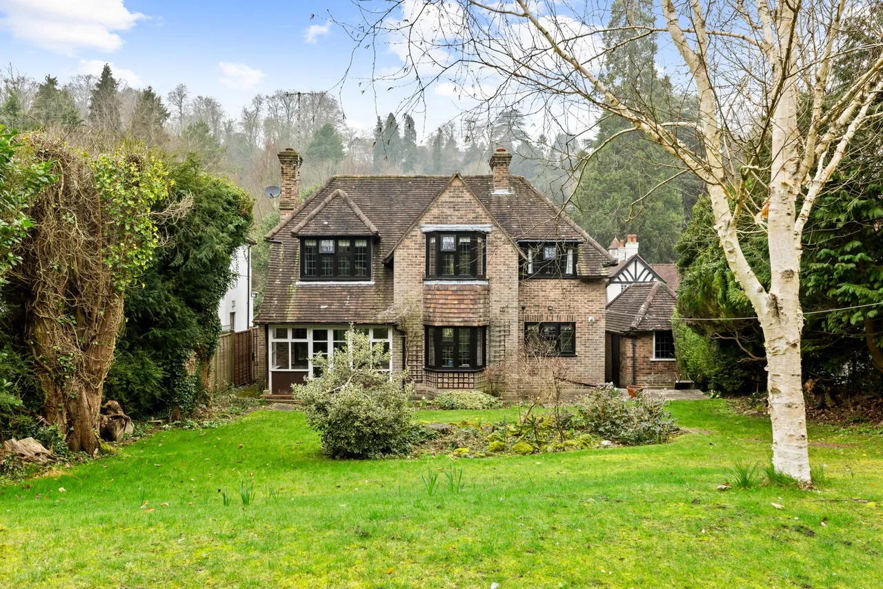 3 bed house for sale — Harestone Valley Road, Caterham, CR3 6HP
