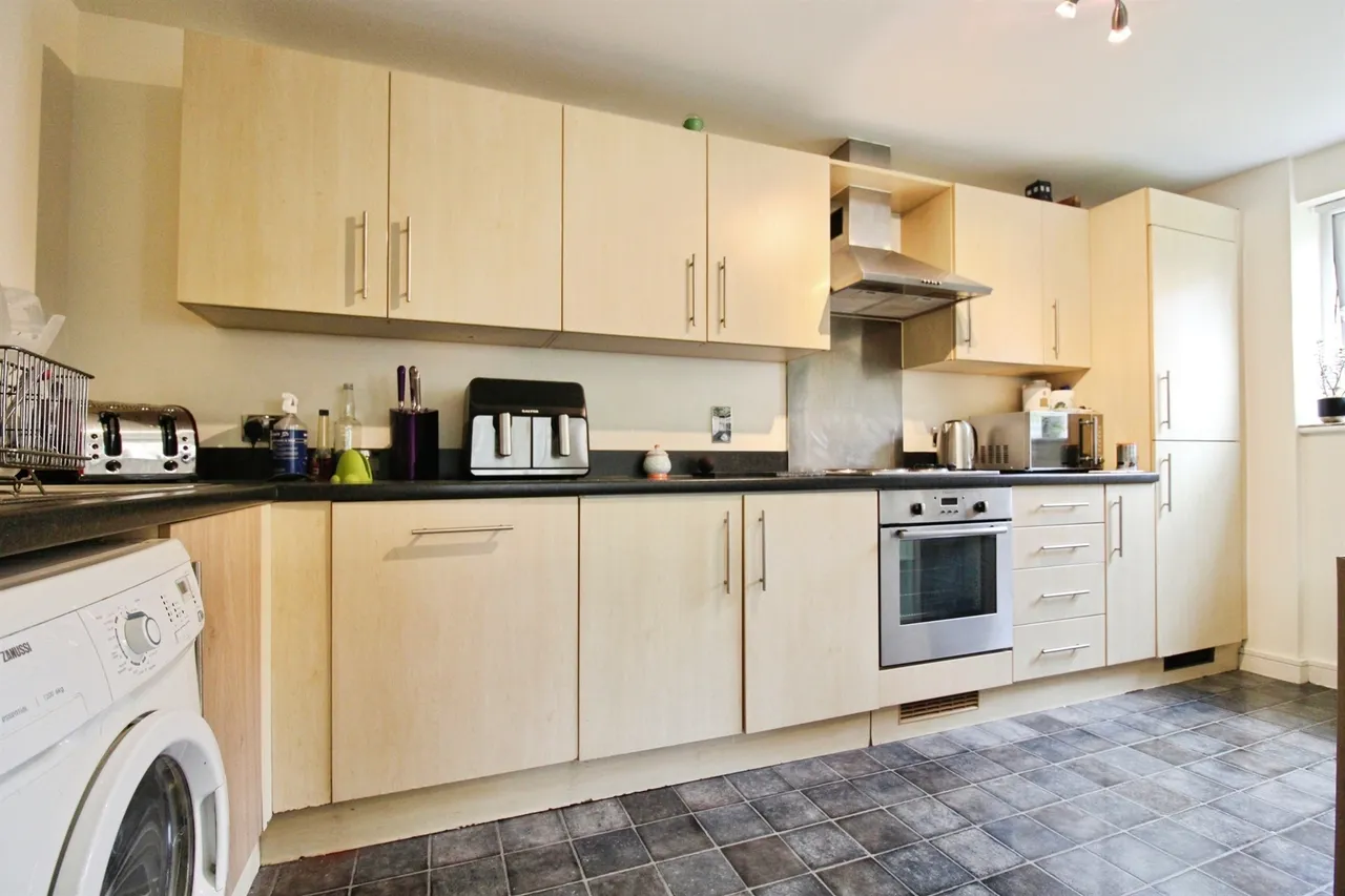2 bed flat for sale — Reresby Court, Cardiff