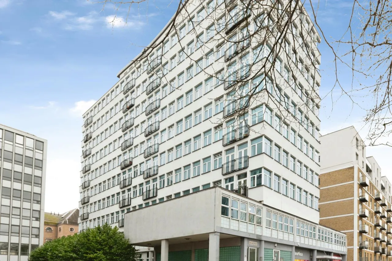 2 bed flat for sale — Skyline Plaza, 45 Victoria Avenue, Southend-On-Sea, Essex, SS2