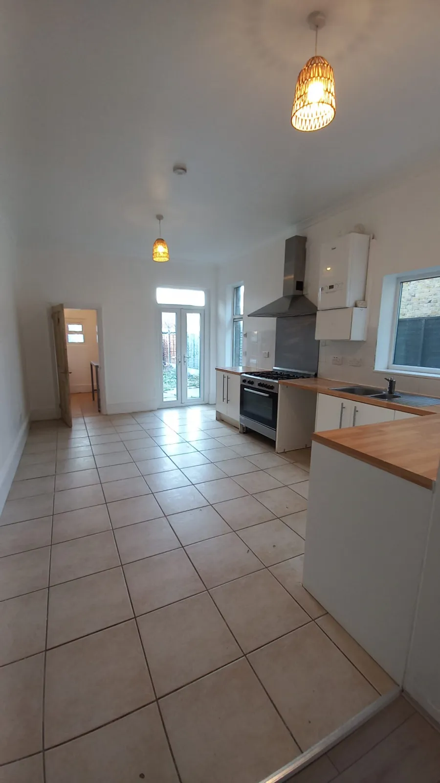 4 Bedroom house in heart of Westcliff on Sea, photo 7