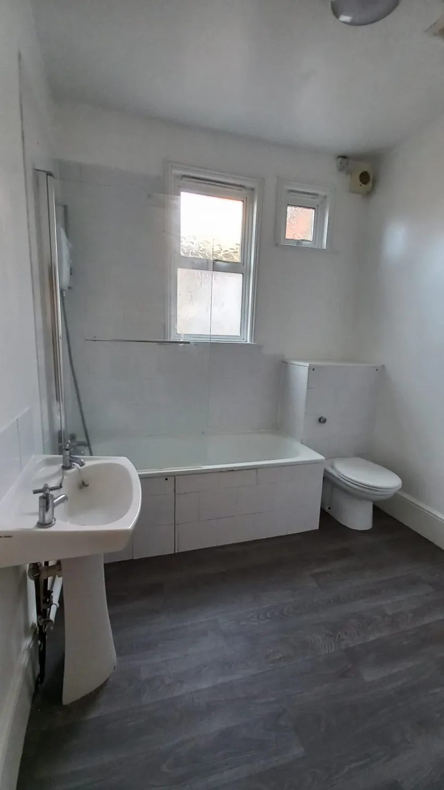 4 Bedroom house in heart of Westcliff on Sea, photo 22
