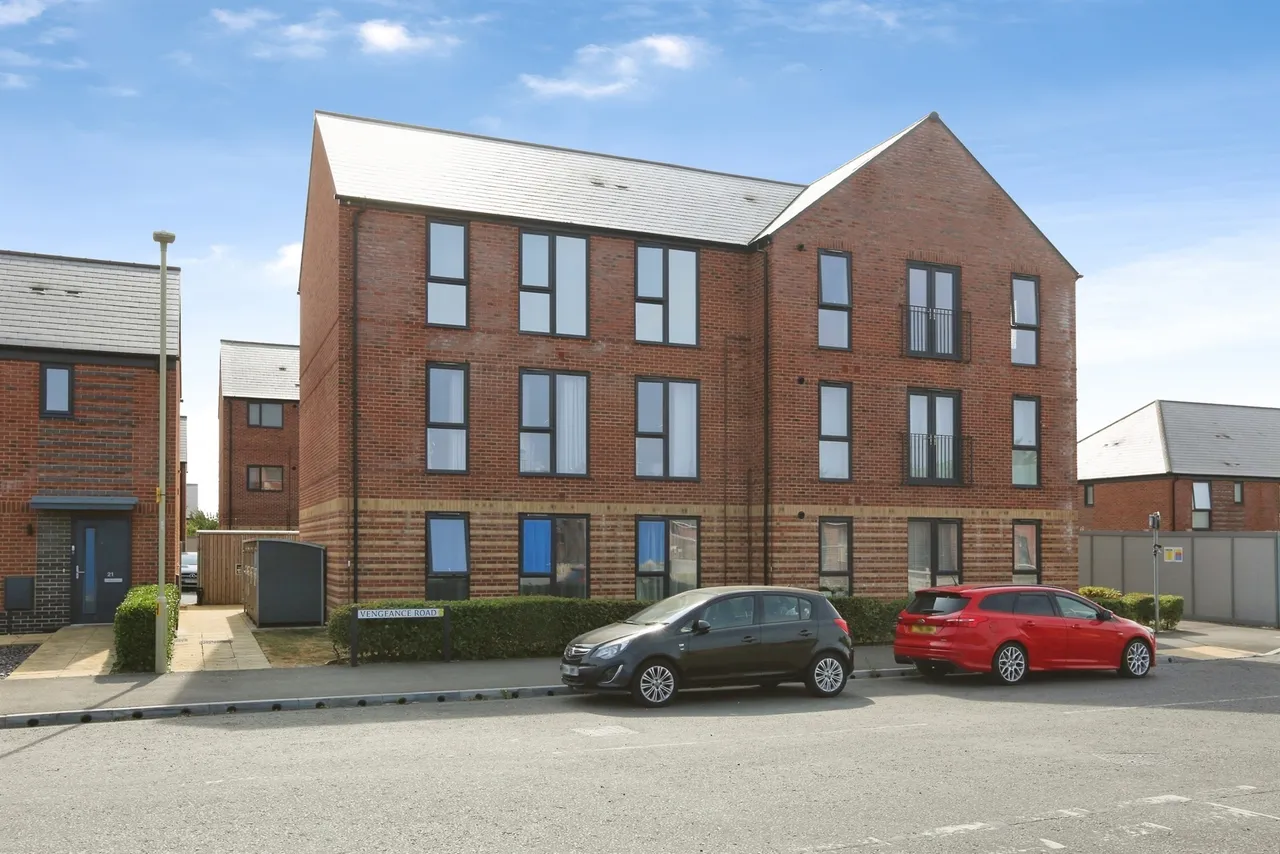 2 bed flat for sale — Argus Road, Lee-On-The-Solent