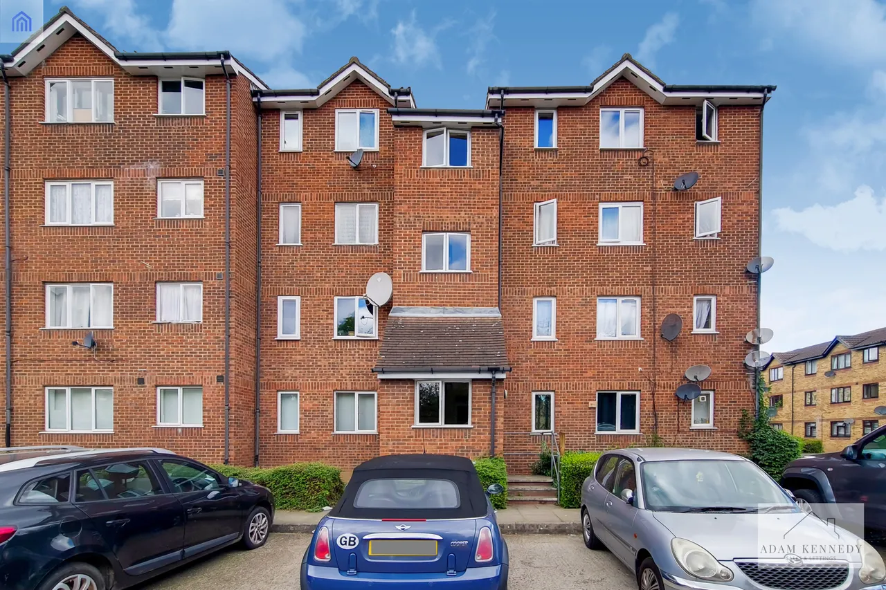 1 bed flat for sale — 64 Chaffinch Close, Edmonton, London, N9 8UG