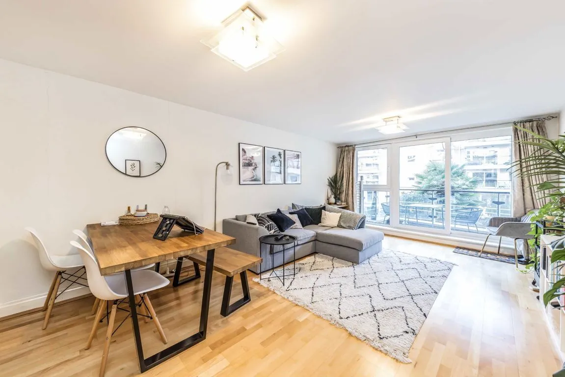 2 bed property to rent, Smugglers Way, SW18