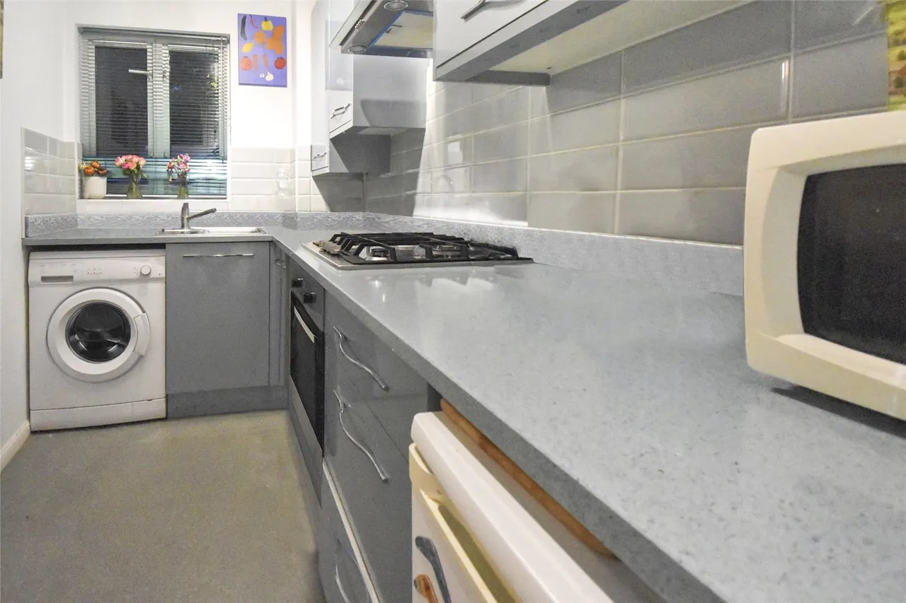 Bardsley Drive, Farnham, Surrey, GU9 8UH, photo 2